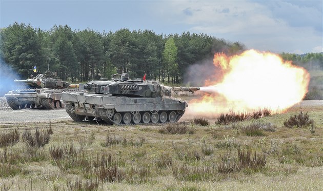 Nmecký Leopard 2A6 a ukrajinský T-64B bhem závodu Tank Challenge v Bavorsku