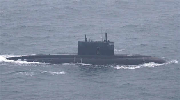 Ruská ponorka B-265 "Krasnodar" u britských teritoriálních vod