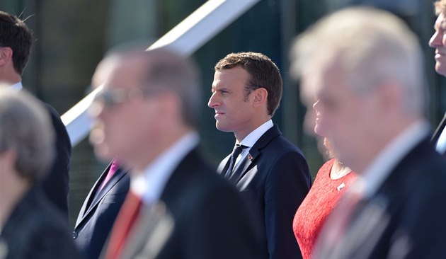 Francouzský prezident Emmanuel Macron na schzce lídr NATO v Bruselu