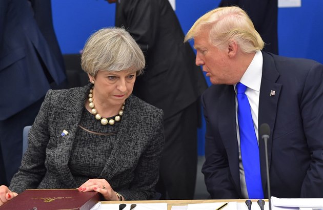 Britská ministerská pedsedkyn Theresa Mayová a americký prezident Donald...