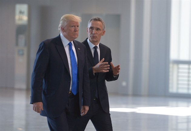 Americký prezident Donald Trump a éf NATO Jens Stoltenberg pi otevení nové...