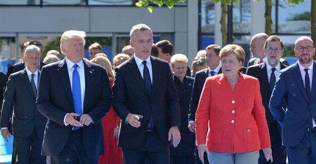 Americký prezident Donald Trump s generálním tajemníkem NATO Jensem Stoltenbergem a nmeckou kanclékou Angelou Merkel na schzce NATO v Bruselu.