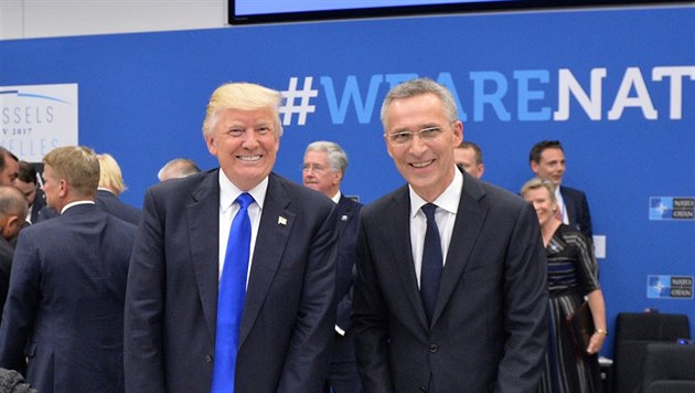 Americký prezident Donald Trump s generálním tajemníkem NATO Jensem Stoltenbergem na schzce NATO v Bruselu.