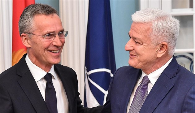 éf NATO Jens Stoltenberg gratuluje ernohorskému premiérovi Duko Markoviovi...