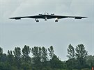 Americk bombardr B-2 pistv na zkladn v britskm Fairfordu