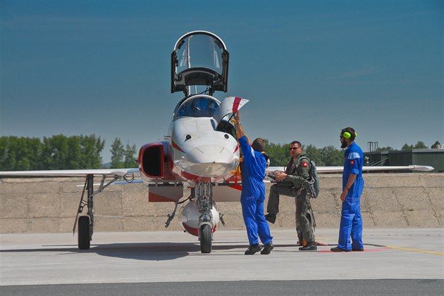 výcarská skupina Patrouille Suisse na strojích F-5E Tiger II v áslavi