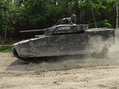 Obrnnec CV90 s osdkovou v bhem armdnch test na Libav