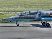 Bitevnk L-159 ve zbarven druhovlenho stroje Spitfire
