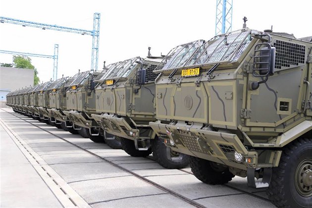 Nové tatrovky pro armádu v Centru zabezpeení materiálem technických slueb ve...