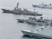 Bojov lod HDMS Esbern Snare (Dnsko), FS Latouche Treville (Francie), USS...