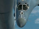 Americk bombardr B-1B Lancer se pibliuje pro natankovn za letu z tankeru...