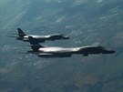 Americk strategick bombardry B-1B Lancer nad eskem po dotankovn paliva za...