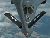 Americk bombardr B-1B Lancer se pibliuje pro natankovn za letu z tankeru KC-135