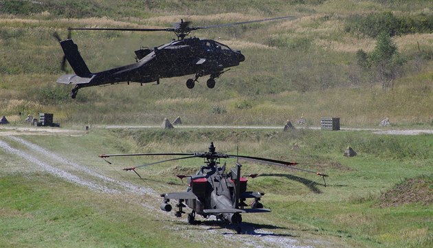 Americký bojové vrtulníky AH-64 Apache na cviení Ample Strike