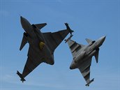 Prlet dvojice hotovostnch gripen bhem focen slavsk zkladny