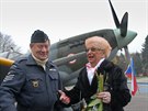 Ivana karvadov ped modelem druhovlenho letounu Spitfire v Ostrav-Porub...