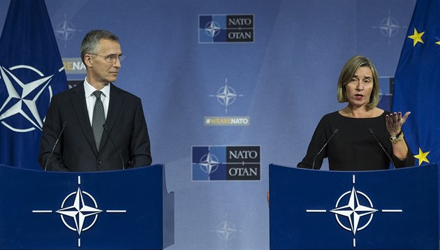 Generální tajemník NATO Jens Stoltenberg a éfka unijní diplomacie Federica...