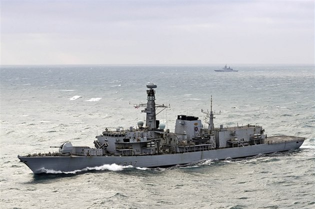 Britská fregata HMS Westminster (v popedí) doprovází kanálem La Manche ruská...