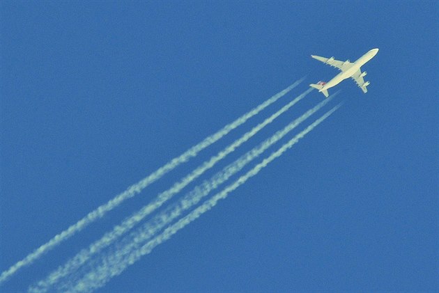 Kondenzaní stopy oznaované konspirátory za chemtrails