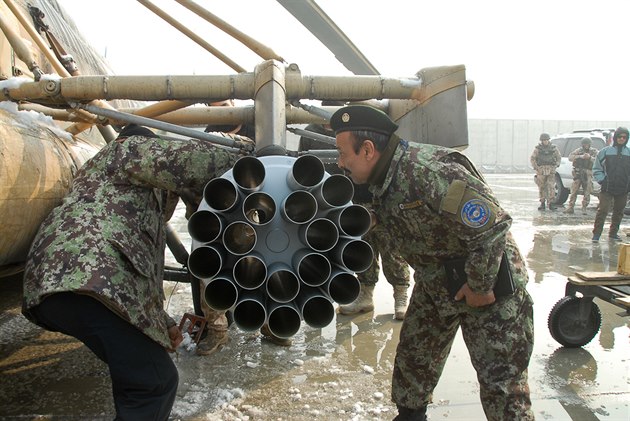 Afghántí technici na kábulském letiti nacviují vyzbrojení vrtulníku Mi-17...