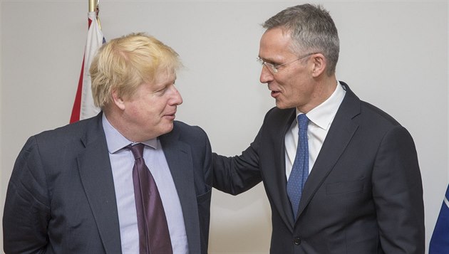 Britský premiér Boris Johnson a generální tajemník NATO Jens Stoltenberg. Ilustraní foto. 