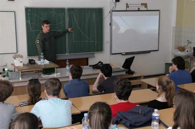 Joint Sky: debata s piloty Armády R na gymnáziu v Dobíi (20.4.)
