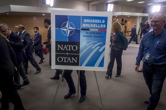 Pedstavení loga ervencového summitu NATO v Bruselu.
