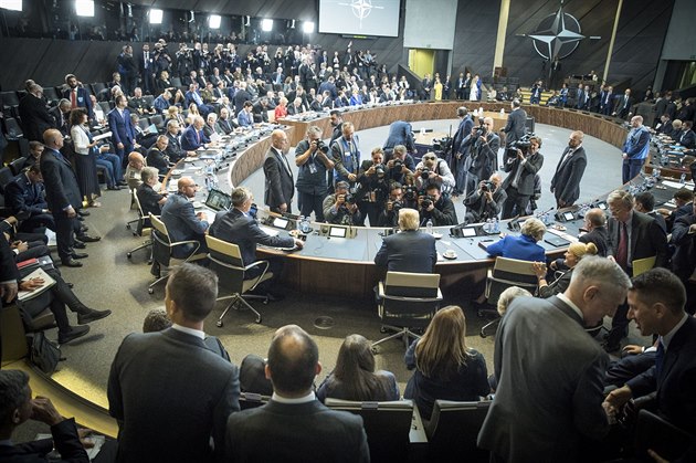 Summit NATO v Bruselu. Americký prezident Trump v obleení fotograf