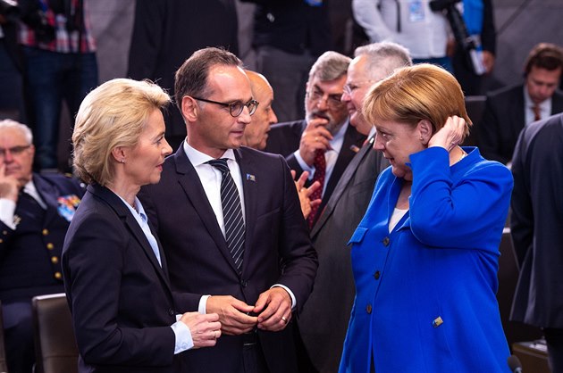 Nmecká delegace na summitu NATO. Ministryn obrany Ursula von der Leyen, éf...