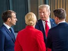 Francouzsk prezident Emmanuel Macron s fem Blho domu Donaldem Trumpem