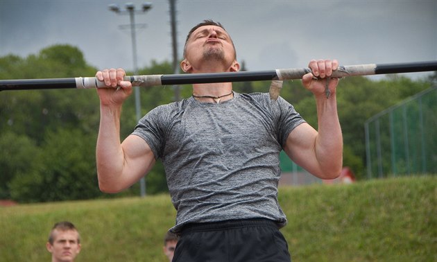 Army test s výsadkái v Chrudimi