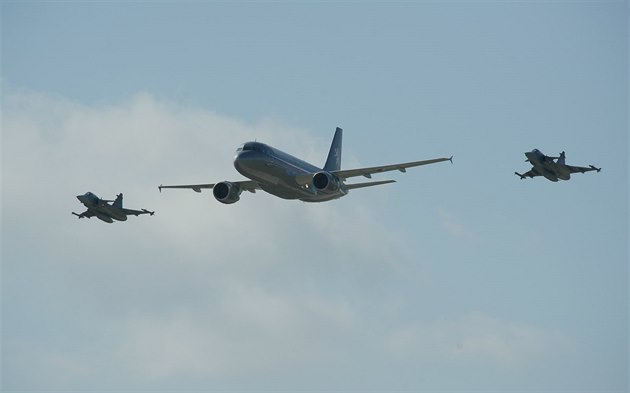 A319 a dvojice stroj Gripen eského letectva pi slavnostním prletu ke vzniku...