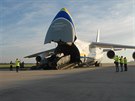 Vykldka obrnnce Lynx z transportnho letounu AN-124 Ruslan na letiti v...