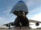 Vykldka obrnnce Lynx z transportnho letounu AN-124 Ruslan na letiti v...