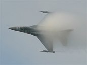 Letoun F-16 polských vzduných sil na Dnech NATO v Ostrav