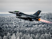 Cviení Trident Juncture 2018 v Norsku. Belgický letoun F-16