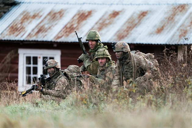 Brittí a nortí vojáci na cviení Trident Juncture v Norsku