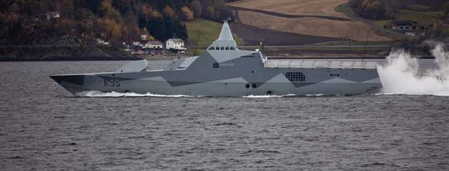 Švédská korveta K35 Karlstad na cvičení Trident Juncture v Norsku