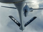 Strategický bombardér B-1B Lancer dopluje palivo za letu bhem cviení Trident...