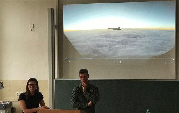 Debata s mjr. Michalem Dakem z 21. základny taktického letectva Vzduných sil...