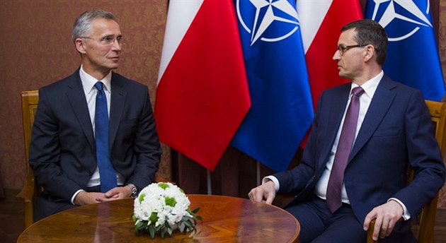 Generální tajemník NATO Jens Stoltenberg a polský premiér Mateusz Morawiecki...