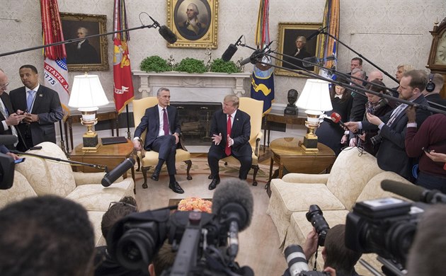 éf NATO Jens Stoltenberg s americký prezidentem Donladem Trumpem v Bílém dom