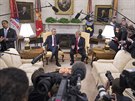 Šéf NATO Jens Stoltenberg s americký prezidentem Donladem Trumpem v Bílém domě