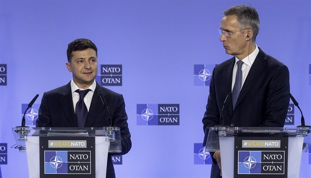 Ukrajinský prezident Volodymyr Zelenskyj a éf NATO Jens Stoltenberg