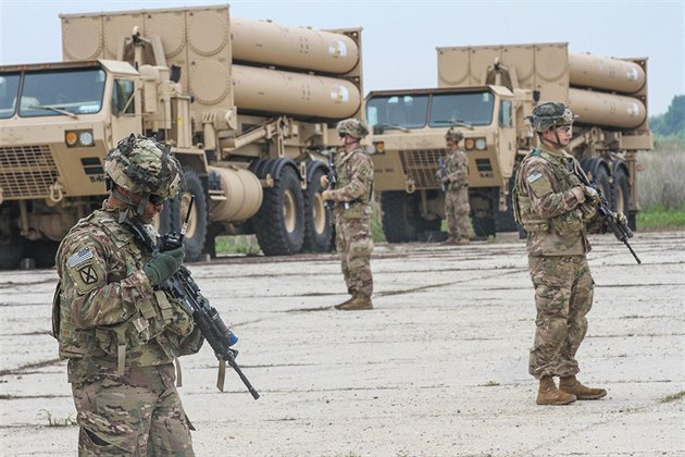 Amerití vojáci vykládají odpalovae stel systému THAAD na letecké základn...