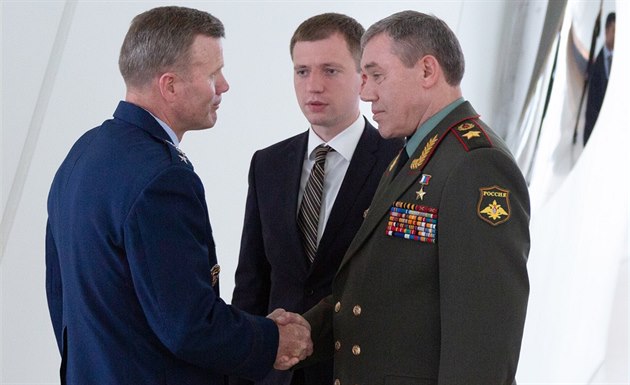Schzka vrchního velitele sil NATO Toda Wolterse s ruským náelníkem tábu...