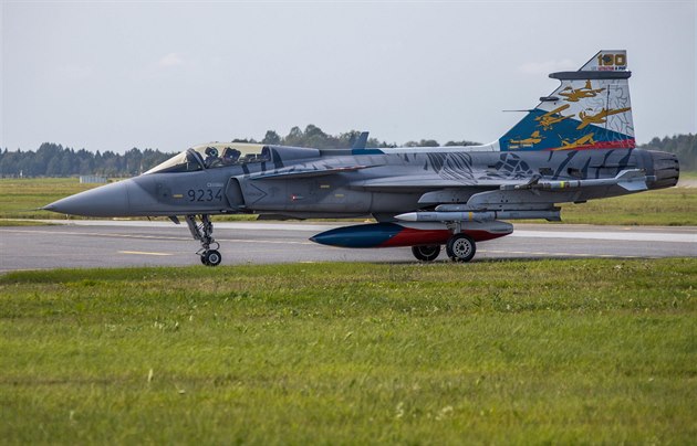 eti letci pevzali ochranu Pobaltí. Letoun Gripen eských Vzduných sil na...