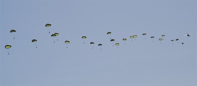 Dny NATO v Ostrav. Hromadný seskok eských a polských výsadká