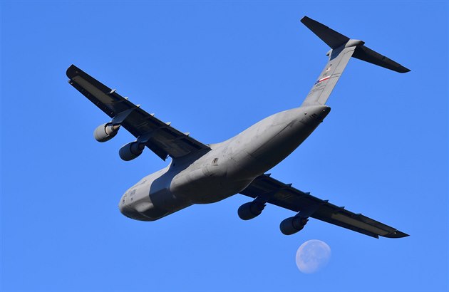 Americký transportní letoun C-5M Super Galaxy na monovském letiti