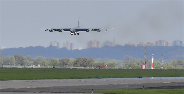 Americký bombardér B-52 na monovském letiti